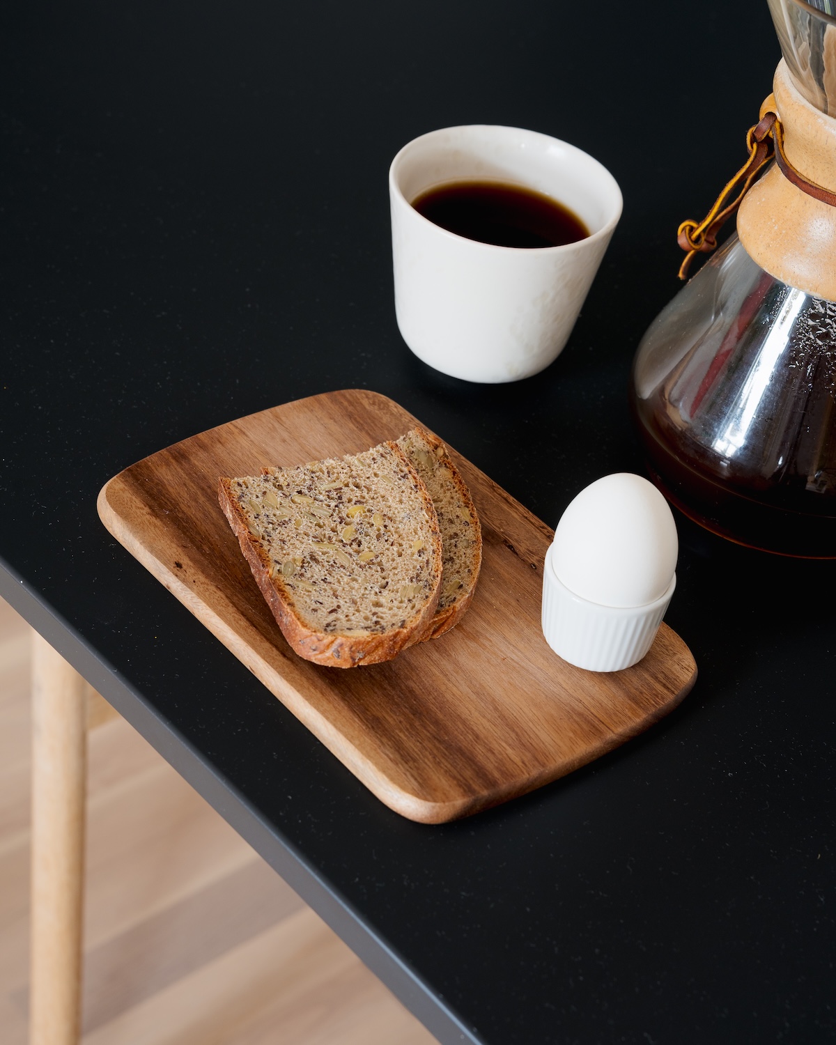 Frokost: brød, kaffe og egg på bordet