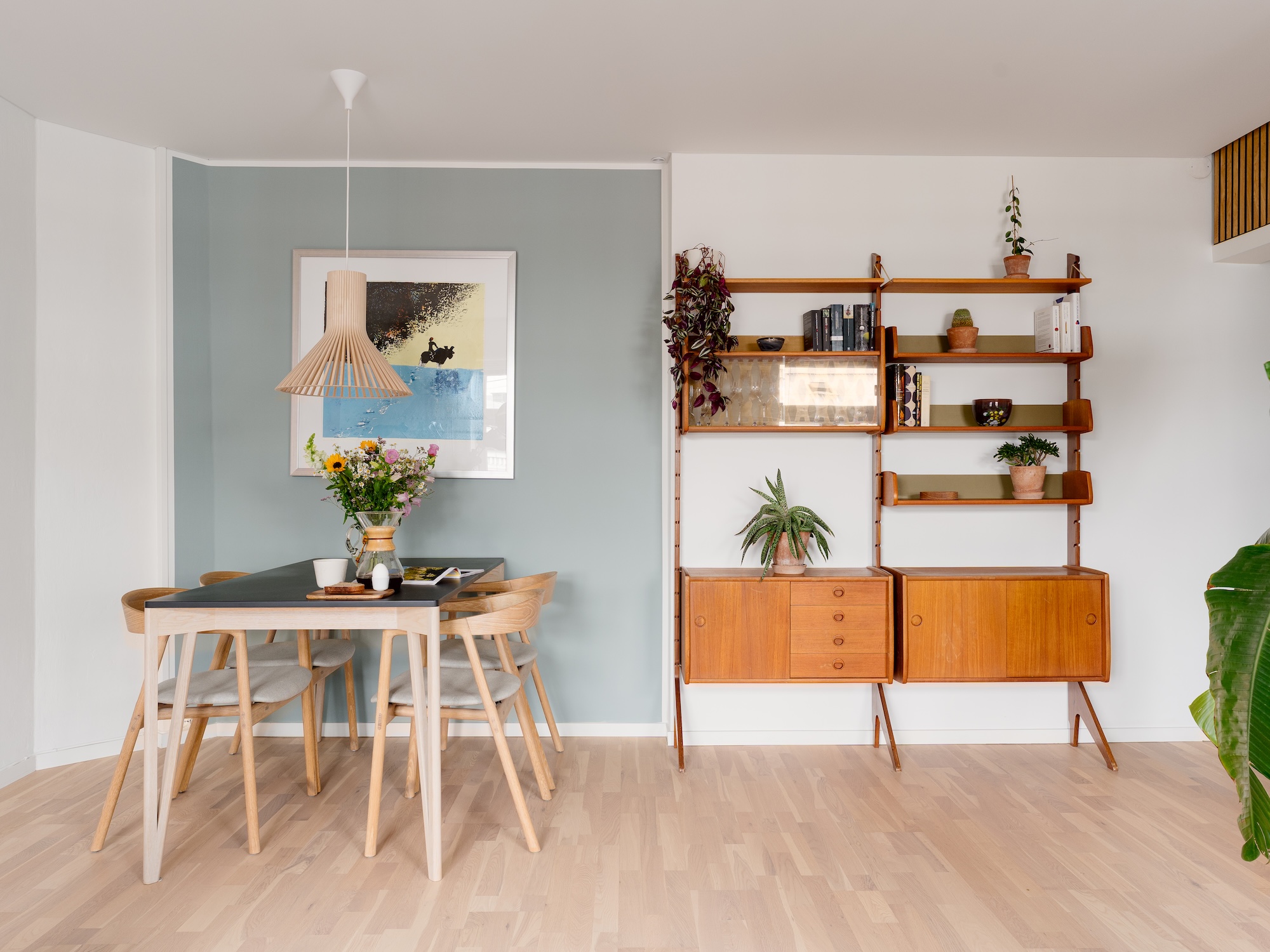 Spiseplass med spisebord, stoler og teak-reol